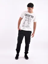 Remera gris oscuro con estampa frontal de una moto y texto en blanco.