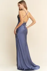 Vestido largo de satén color azul acero, con breteles finos y escote drapeado.
