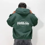 Buzo hoodie verde oscuro con corte boxy y logo estampado en el pecho.