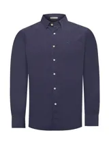 Camisa de hombre de manga larga, color azul marino, confeccionada en cotelé de algodón orgánico. Tiene cuello camisero, cierre con botones y bolsillo en el pecho.