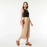 Blusa corta negra sin mangas.