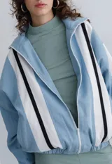 Campera de denim azul con rayas blancas y negras, de corte holgado y cierre frontal.