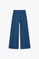 Pantalón de jean de pierna ancha, tiro alto y largo hasta el tobillo.