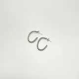 Par de aros tipo argolla de plata 925 con diseño de bolitas.