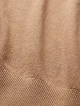 Buzo de algodón gris con escote en V y logo de Gap bordado en el pecho.