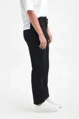 Pantalón de jogging negro con cintura elástica y cordón ajustable.