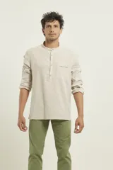 Camisa amarilla de lino con cuello mao y manga larga.