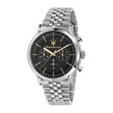 Reloj Maserati Epoca con caja de acero inoxidable plateado de 42mm, esfera negra con detalles dorados, movimiento de cuarzo, cristal mineral y correa de acero inoxidable. Resistente al agua hasta 100 metros.