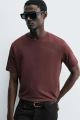 Camiseta blanca de cuello redondo y manga corta, corte regular.