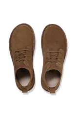 Bota corta de gamuza color marrón oscuro (dark tea), estilo chukka o desert boot, con cordones al tono y suela de corcho y goma.