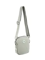 Bandolera pequeña color gris claro con correa larga de tela con el nombre de la marca.