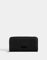 Billetera negra rectangular con cierre circundante y tag metálico con logo.