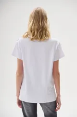 Remera blanca de algodón con estampado floral en azul y labios en rosa. Tiene el logo LAMODE en relieve.