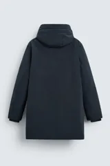 Parka azul marino de corte recto, con capucha y cuello alto desmontable. Interior acolchado, cierre frontal con cremallera oculta y botones a presión, bolsillos laterales y puños de rib.