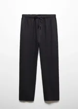 Pantalón negro de lino con diseño crop y jogger, tiro medio, cintura elástica con lazo, dos bolsillos laterales y dos bolsillos de ribete en la parte posterior.