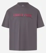 Remera gris con estampa del logo de la banda Linkin Park en el frente.