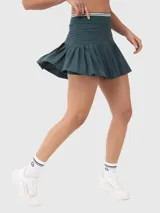 Falda blanca plisada con pretina elástica con detalles de líneas de color y calza incorporada con bolsillo. Ideal para tenis o pádel.