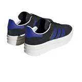 Championes Adidas Gazelle Bold, color negro con detalles en azul y suela de plataforma blanca.