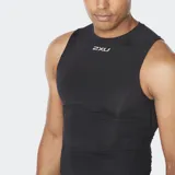 Musculosa de compresión negra, sin mangas, con cuello redondo y logo de 2XU en blanco en el pecho. Diseñada para soporte muscular y transpirabilidad.