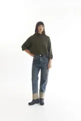 Sweater negro de manga corta con cuello alto.