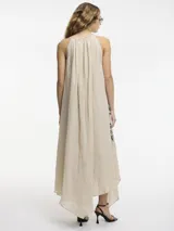 Vestido largo negro con breteles finos y bordado dorado con motivos geométricos. Corte evasé con picos en los laterales.