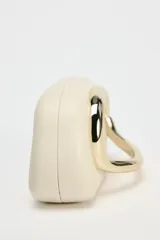 Bolso formato caja color crema con asa de cadena dorada para usar como bandolera. Cierre metálico dorado.