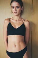 Tanga negra de tiro medio con cintura elástica.