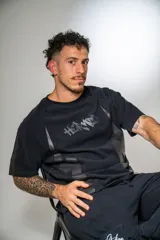 Remera boxy negra de algodón elastizado con estampado frontal de la marca Hermod en color negro.