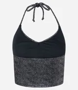 Top cropped con escote halter, lazo en el cuello, fruncido en el busto y superficie con efecto metalizado.