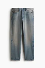 Pantalón de jean celeste con efecto gastado, de corte recto y tiro medio.