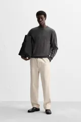 Jersey de hombre color beige, de cashmere, corte regular, cuello redondo y manga larga.