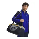 Bolso deportivo Under Armour Undeniable 5.0, pequeño, unisex, color gris y negro, con logo estampado, doble asa de mano y correa de hombro ajustable.