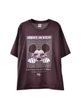 Remera marrón de manga corta y corte holgado, con estampado frontal de Mickey Mouse usando gafas de sol sobre un fondo de líneas onduladas y el texto "ALWAYS ON VACAY".