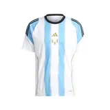 Camiseta de fútbol Adidas de entrenamiento de Lionel Messi, con los colores de la selección Argentina.