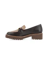 Mocasín gris con detalle de hebilla dorada y suela track negra.