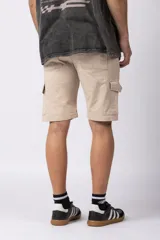 Bermuda cargo negra de gabardina con spandex, con bolsillos amplios con broche metálico, cintura con pasadores y etiqueta tejida VCP.