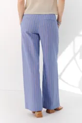 Pantalón de lino a rayas verticales azules y beige, de corte recto y relajado.