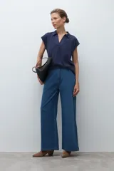 Remera azul marino de manga corta con cuello polo y escote en V con cierre.