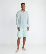 Bermuda masculina de sarga color rosado, con corte recto y bolsillos laterales.