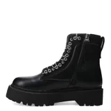Botas de mujer estilo militar, color negro, con plataforma gruesa y suela track. Presentan ojales metálicos y una cadena decorativa que recorre la parte superior del cuello de la bota.