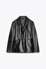 Blazer de cuero negro con cuello solapa de muescas y manga larga. Tiene bolsillos de vivo en el delantero, forro interior a tono y cierre frontal con botones.
