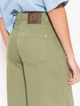 Pantalón ancho color rosa, confeccionado en algodón, con cinco bolsillos y largo al tobillo.