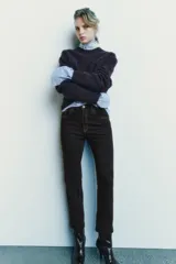 Pantalón de jean marrón oscuro, de tiro alto, corte slim fit y bootcut, con cinco bolsillos y pespuntes a contraste.