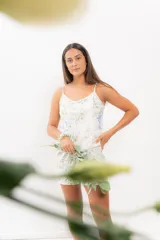 Pijama de seda estampada, compuesto por musculosa con escote en V y espalda recta, y short con elástico en la cintura. Puede incluir detalle de puntilla en el escote.