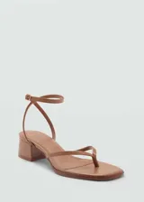 Sandalias negras de tacón bajo con punta cuadrada, cierre de tira con hebilla y diseño de tiras finas.