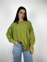 Sweater oversize color violeta con cuello redondo y mangas largas.