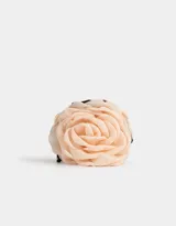 Broche con aplique de flor de tela color crema.
