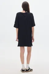 Vestido corto verde de rib, corte oversized, largo sobre las rodillas, con mangas cortas caídas y escote redondo y ancho.