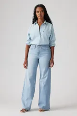 Pantalón de jean celeste de corte wide leg.