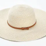 Sombrero capelina de rafia color beige con cinta marrón de cuero sintético.